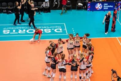 “Für Hanna“: Fans tragen DVV-Frauen