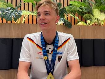 Johannes Liebmann sorgt mit seinem Sieg bei der Schwimm-EM über 800 Meter Freistil für Furore. Während einige Kollegen sich über fehlende Berichterstattung beklagen, nimmt der 19 Jahre junge Shootingstar das Thema äußerlich gelassen.