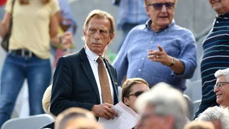 Christoph Daum wundert sich über den Militärgruß der türkischen Spieler