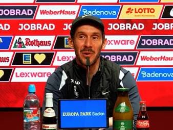 Auf die Frage, welche Schulnote Julian Schuster der Freiburger Mannschaft bisher geben würde, kommt der Trainer ins Grübeln und zieht ein Zwischenfazit vor dem Saisonendspurt.