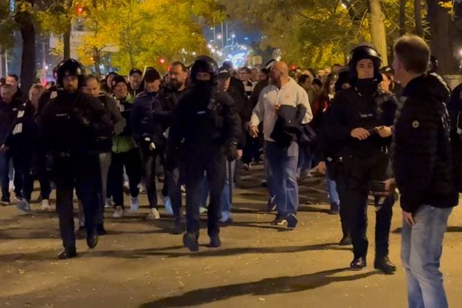 Schwer bewacht! Eintracht-Fans ziehen durch Barcelona