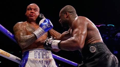 Daniel Dubois (r.) schlägt Fabio Wardley