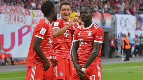 Sadio Mané (r.) erzielte im ersten Pflichtspiel für den FC Bayern seinen ersten Treffer