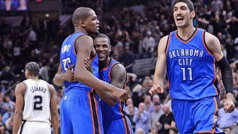 Der Einwurf von Oklahoma Citys Dion Waiters (M.) kurz vor Schluss brachte die Spurs auf die Palme