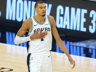 Victor Wembanyama war mit einem Turnover und dem entscheidenden Fehlwurf maßgeblich an der Pleite der Spurs gegen die Knicks beteiligt. Nach der Partie zeigt er sich entsprechend zerknirscht.