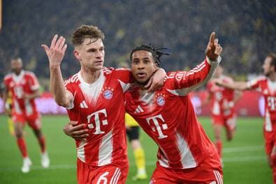 Freche Aktion von Olise mit BVB-Flagge