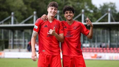 Adam Aznou (r.) konnte in der Vorbereitung des FC Bayern auf sich aufmerksam machen 