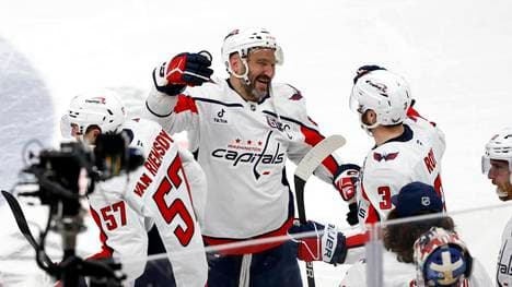 Alex Ovechkin feiert seinen historischen Treffer