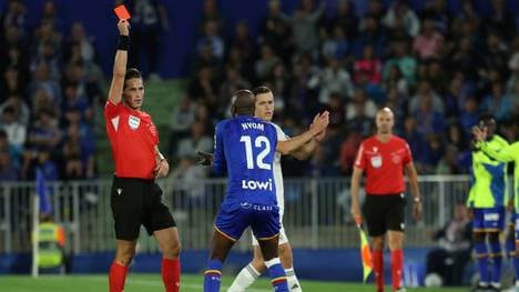 Schlüsselszene: Allan-Romeo Nyom sieht Rot (M.)