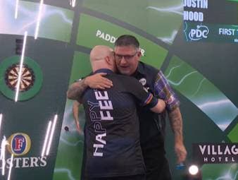 Gary Anderson gewinnt im Viertelfinale der Darts-WM gegen die Sensation, Justin Hood, und steht im Halbfinale.