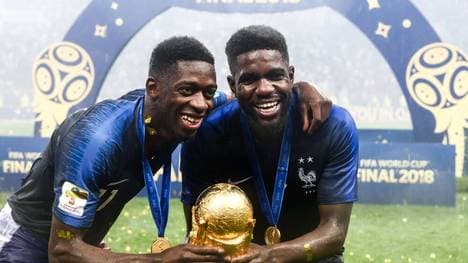 Samuel Umtiti (r.) hängt die Fußballschuhe an den Nagel