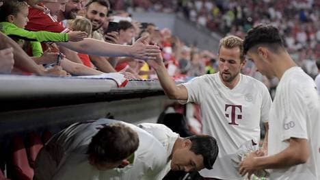 Harry Kane klatscht mit einigen Fans ab
