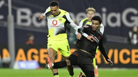 Nmecha (l.) im Duell mit Leverkusens Tillman