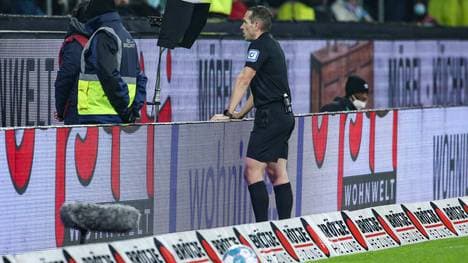 Schiedsrichter Tobias Stieler beim Videobeweis während der Partie zwischen Werder Bremen und Schalke 04