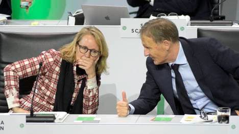 Donata Hopfen (l.) im Gespräch mit Hans-Joachim Watzke (r.)