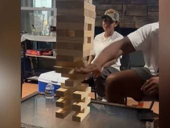 Der ehemalige Football-Profi Marcus Minor verblüfft mit einem Karate-Trick beim Geschicklichkeitsspiel "Jenga" seine Mitspieler.