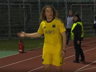 Nach nur einem Sieg aus den letzten 19 Spielen resignieren die Fans des 1. FC Saarbrücken. Nach Abpfiff wenden sie sich von der Mannschaft ab, als diese zum Auswärtsblock kommt. 