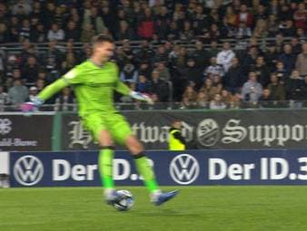 Durch drei späte Tore rettet Bundesliga-Spitzenreiter Bayer Leverkusen im DFB-Pokal seine Erfolgsserie - und bleibt in der laufenden Saison weiterhin ungeschlagen.