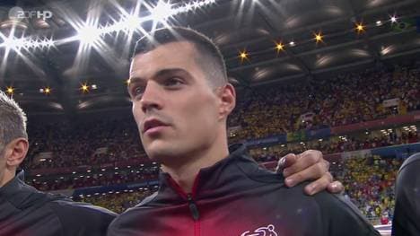 Granit Xhaka sang die Schweizer Hymne leicht mit