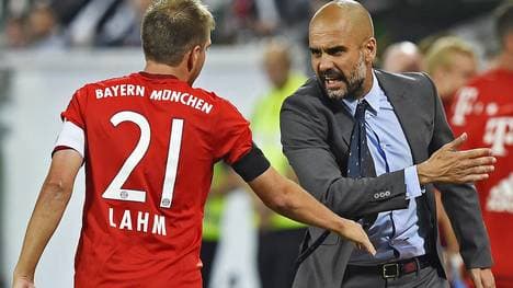 Philipp Lahm (l.) ist der Kapitän im Team von Trainer Pep Guardiola