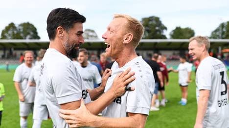 Zoltan Sebescen (L, mit Marcus Feinbier) bei einem Ü-40-Turnier mit Bayer Leverkusen