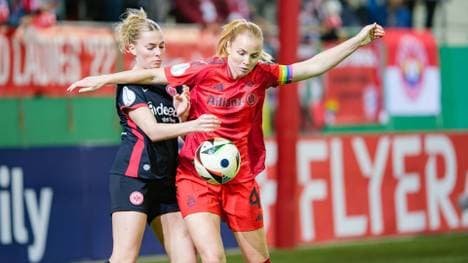 Laura Freigang (l.) im Duell mit Glodis Viggosdottir