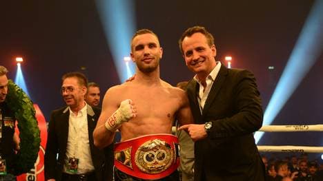 Leon Bunn und Promoter Nisse Sauerland freuen sich auf die Boxgala in Koblenz
