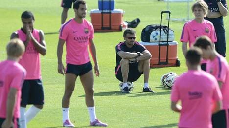 Trainer Luis Enrique sitzt auf einem Ball und beobachtet das Training des FC Barcelona