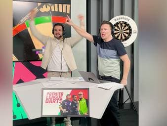 SPORT1-Kommentator Basti Schwele und SPORT1-Experte Philip Brzezinski feiern den 9-Darter von Josh Rock emotional.