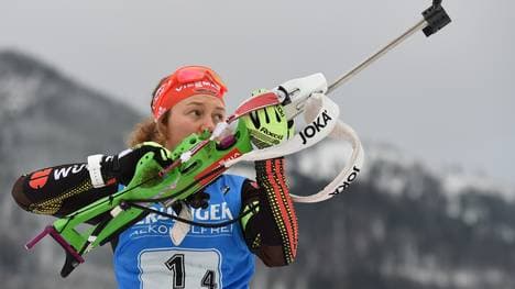 Laura Dahlmeierläuft beim Heim-Weltcup in Ruhpolding auf das Podest