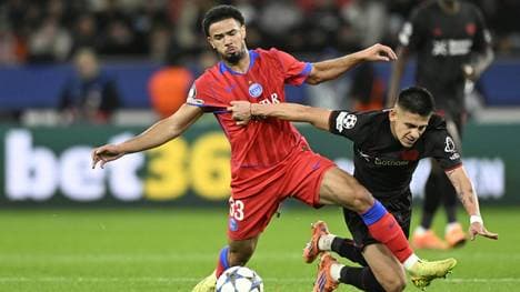 Echeverri (r.) wirft sich rein