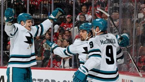 Nico Sturm (l.) und die Sharks dürfen endlich jubeln