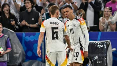 Joshua Kimmich (l.) im Gespräch mit Jamal Musiala