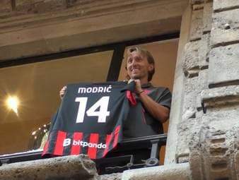 Luka Modric wurde nach seinem Wechsel zu Milan das erste Mal den Fans präsentiert. Der kroatische Fußballstar zeigte sich über den heldenhaften Empfang begeistert und will diesen auf dem Platz zurückzahlen.