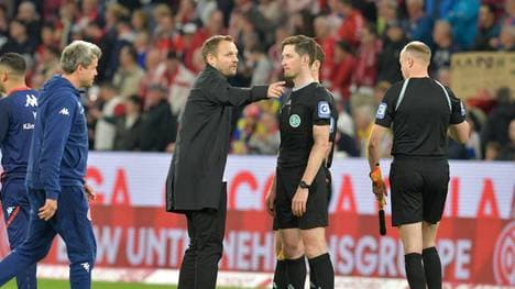 Mainz-Trainer Bo Svensson (l.) redet auf Schiedsrichter Matthias Jöllenbeck ein