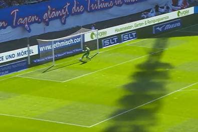 Uiuiui! Dieser Rückpass war brandgefährlich