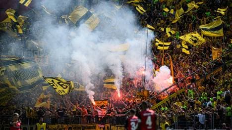 Pyrotechnik im Block der BVB-Fans