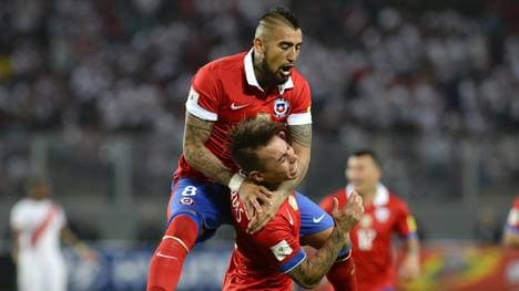 Eduardo Vargas (u.) schnürt einen Doppelpack - Arturo Vidal gratuliert