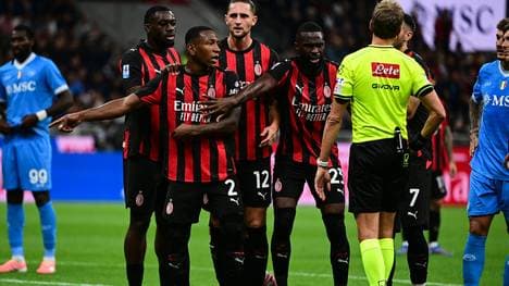 Milans Pervis Estupiñán (Nr. 2) sieht Rot