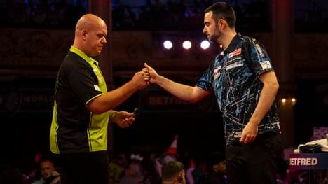 Michael van Gerwen (l.) und Luke Humphries standen im letzten Jahr im Finale der der Players Championship Finals