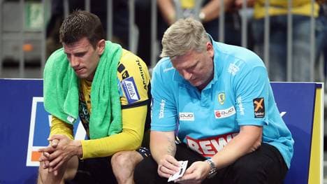 Trainer Nikolaj Jacobsen und Andy Schmid sind nach der Niederlage gegen Melsungen fassungslos