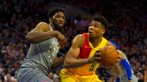 Giannis Antetokounmpo (r.) blockte Joel Embiid nicht nur vier Mal, sondern schenkte ihm und den Sixers auch noch 45 Punkte ein