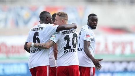 Hamburger SV bejubelt sein zweites Tor beim Karlsruher SC
