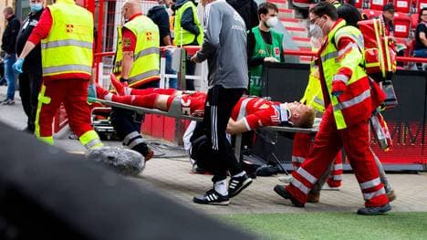 Timo Baumgartl wird vom Platz getragen