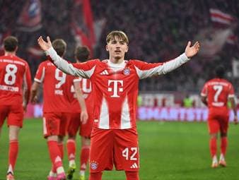 Karl trägt Messi-Schienbeinschoner