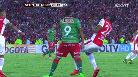 Ramon Abila (M.) schlug seinen Gegenspieler mit der Faust