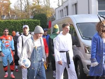 Am 11.11. wird es bunt beim 1. FC Köln: Spieler und Trainer feiern wie jedes Jahr das traditionelle Karnevals-Training. Bevor die fünftägige Pause beginnt, heißt es für alle wieder „Hellau!“ mit Kostümen und guter Laune auf dem Platz.