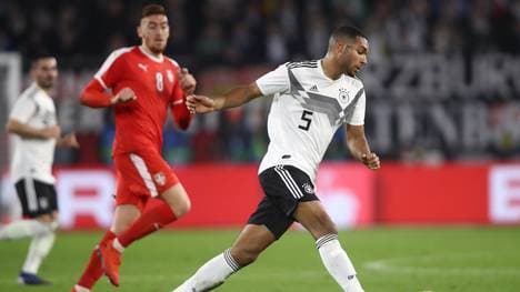 Jonathan Tah lief im Testspiel gegen Serbien zum ersten Mal mit der Rückennummer 5 auf