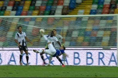 Wie im Lehrbuch! Das ist der perfekte Fallrückzieher