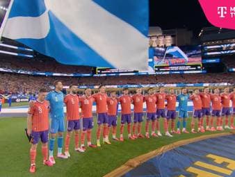 Die schottische Nationalmannschaft schmettert im Chor mit der Tartan Army inbrünstig die Nationalhymne vor Anpfiff des ersten WM-Spiels gegen Haiti. 